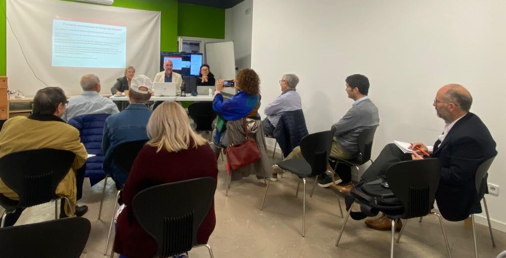 Expertos proponen la conversación, la creación de redes sociales y la participación social, como estrategias clave para combatir la soledad en personas mayores migrantes